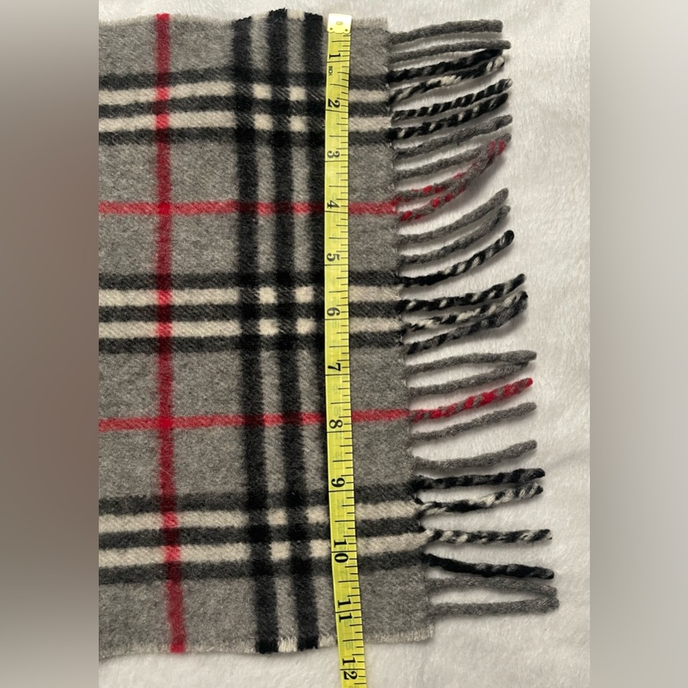 EUC Burberry’s‎ Nova Check Cashmere Gray Scarf - Picture 9 of 10